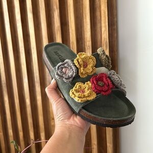 Muk Luks knitted Suede Floral Slip On Sandal. 6.5